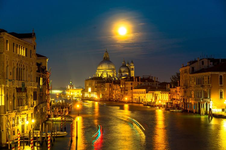 威尼斯的贡多拉夜景（威尼斯的贡多拉图片）